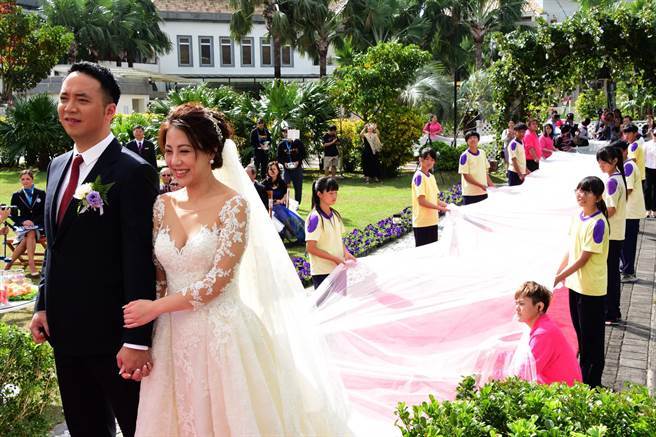 土豪嫁女定6公里長頭紗