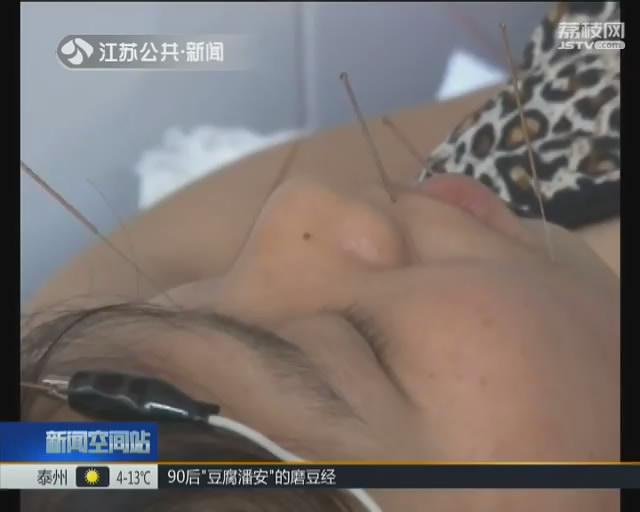 女子寒冬穿裙赴約凍成面癱