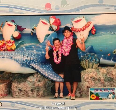 彭于晏曬全家福