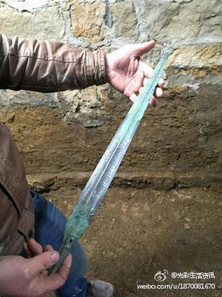 拆老房現戰(zhàn)國寶劍