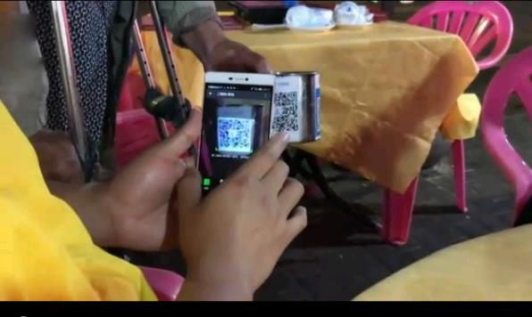 乞討人自帶二維碼