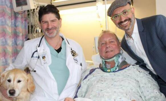 狗為摔癱男子取暖