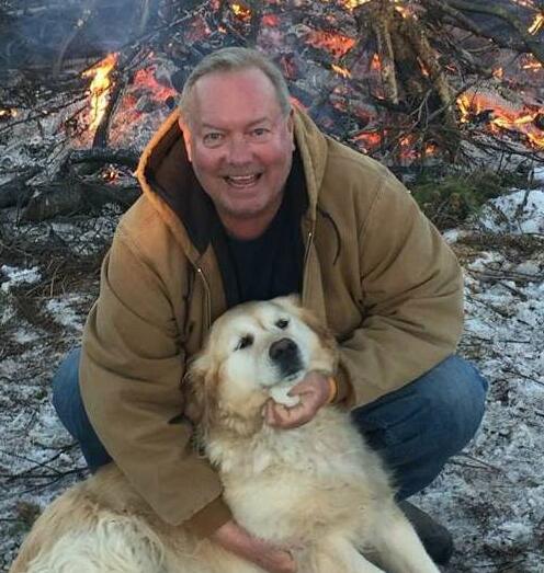 狗為摔癱男子取暖