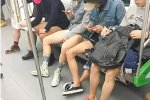 男生地鐵當(dāng)眾脫褲 原來是地鐵無褲日快閃活動