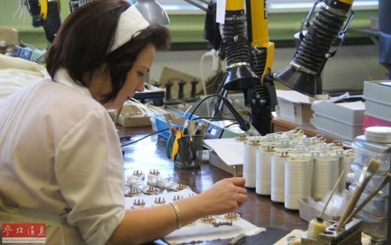 大媽手工組裝導(dǎo)彈