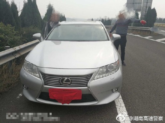 用紅內褲遮擋號牌