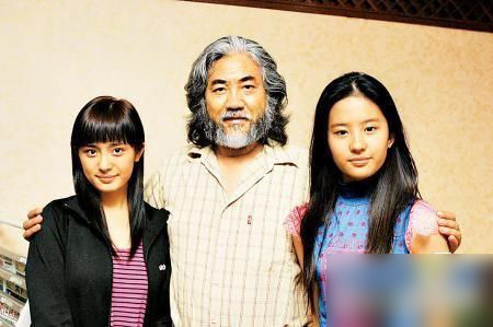 曝楊冪10年前舊照曝光 與劉亦菲站一起成路人