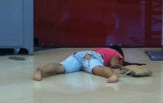 男子將女友扔下4樓摔死