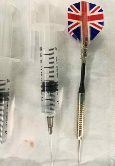 玩飛鏢扎妹妹眉心