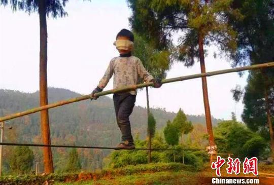 男孩自學(xué)盲走鋼絲