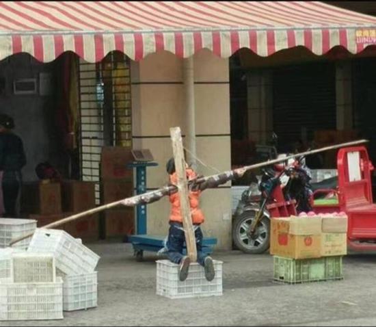男孩被綁成十字架