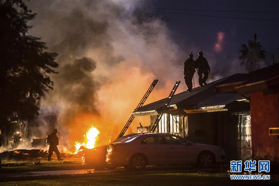 美國飛機墜入民宅