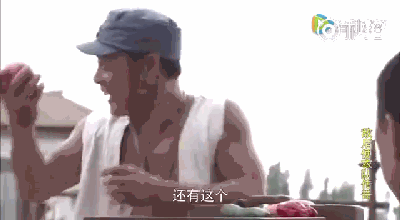 把黃瓜和胡蘿卜掰兩半,吃一口,扔出去,boom!