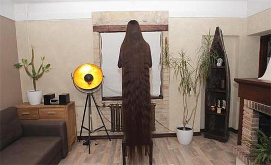 女孩20年沒剪過頭