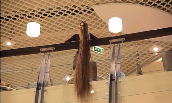 女孩20年沒剪過頭