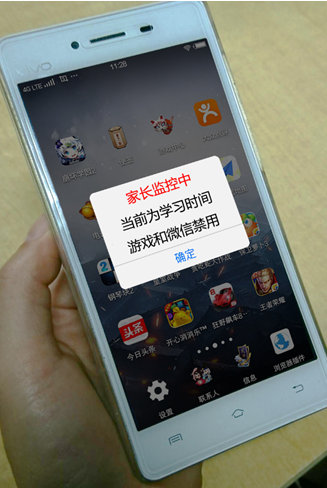 孫女掃墓沉迷手機