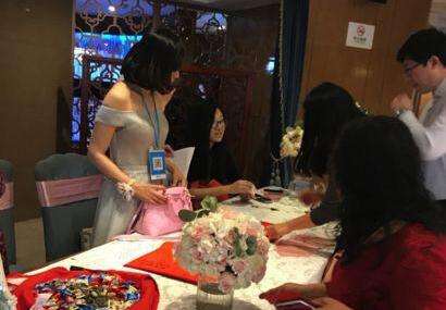 伴娘胸前掛二維碼