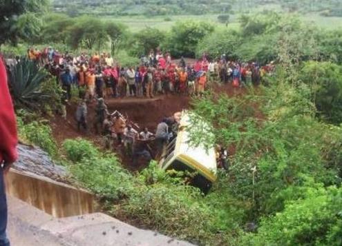 載40多人校車翻車