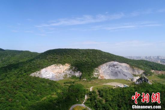 采石坑變巨幅雕像