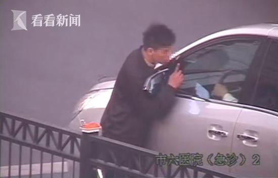 上海現奇葩乞討者