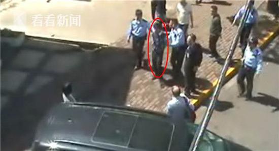 上海現奇葩乞討者