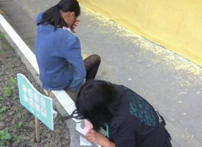 老師為學生補鞋