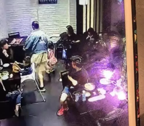 女童飯店叫喊被踹