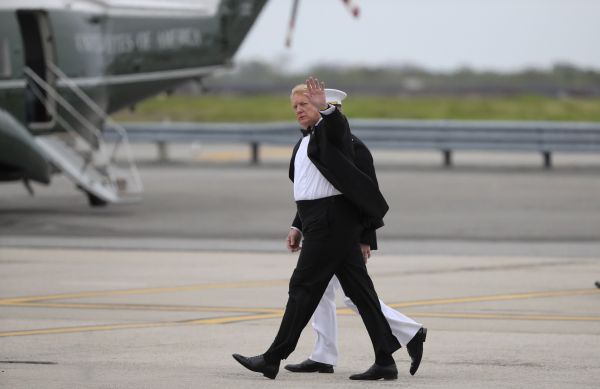2017年5月4日，在美國紐約肯尼迪機場，美國總統特朗普準備乘直升機離開。新華社記者 王迎 攝