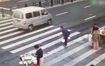 斑馬線上無車讓行