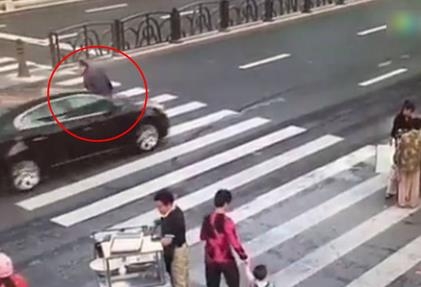 斑馬線上無車讓行