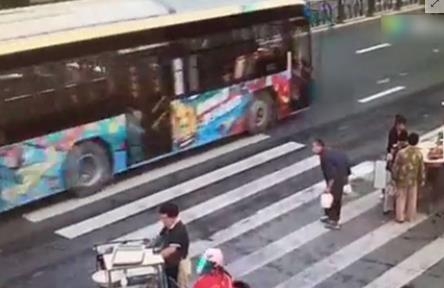 斑馬線上無車讓行