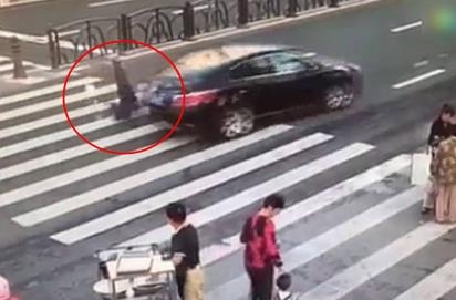 斑馬線上無車讓行