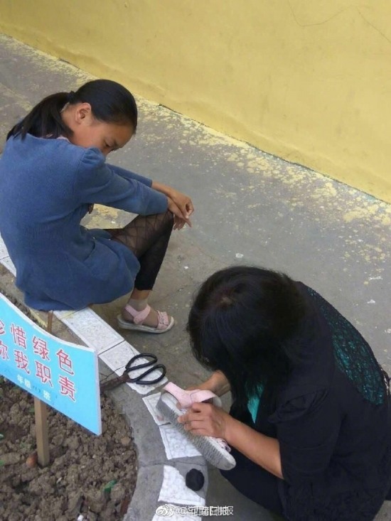 老師為學生補鞋