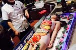 自助餐廳搞人體宴 “鬼”點(diǎn)子