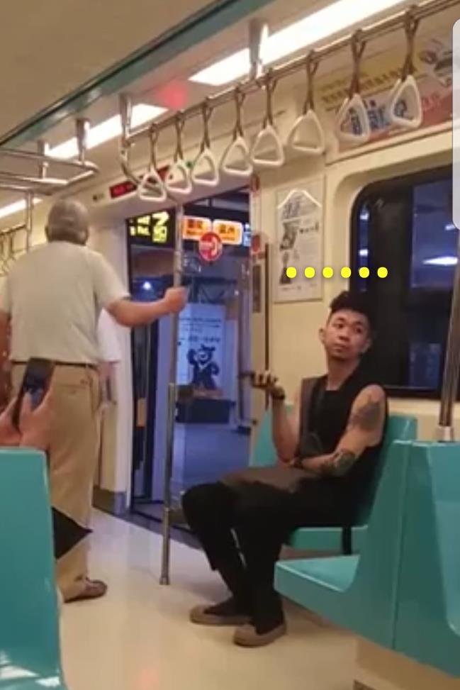 七旬大爺罵停地鐵