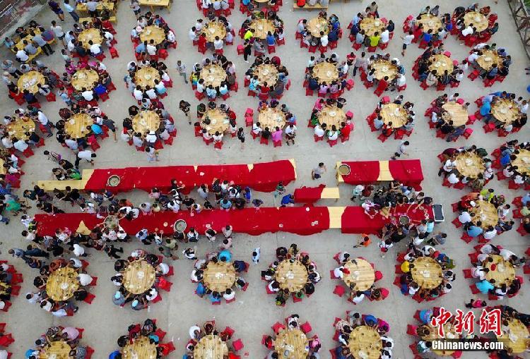 千人吃雞場面壯觀