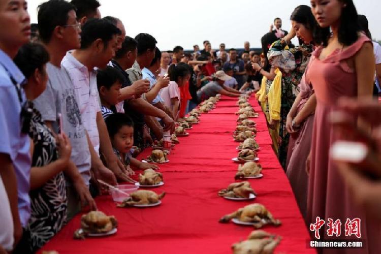 千人吃雞場面壯觀