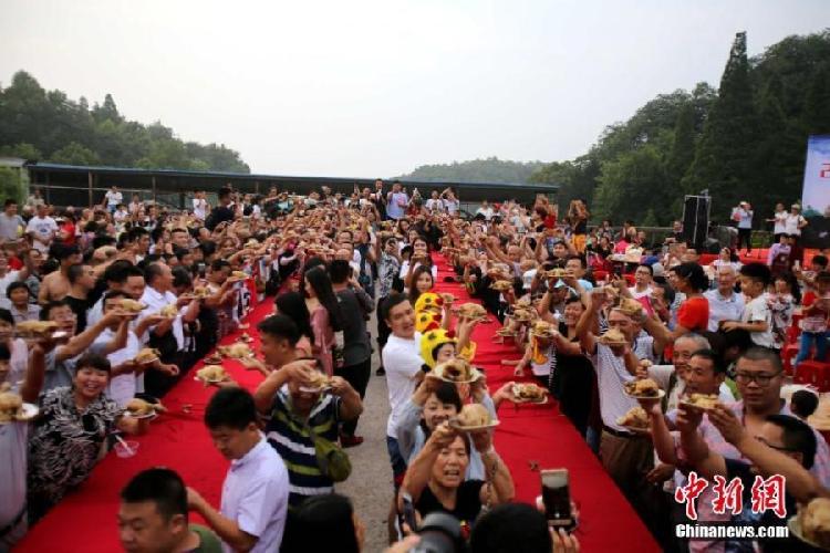 千人吃雞場面壯觀