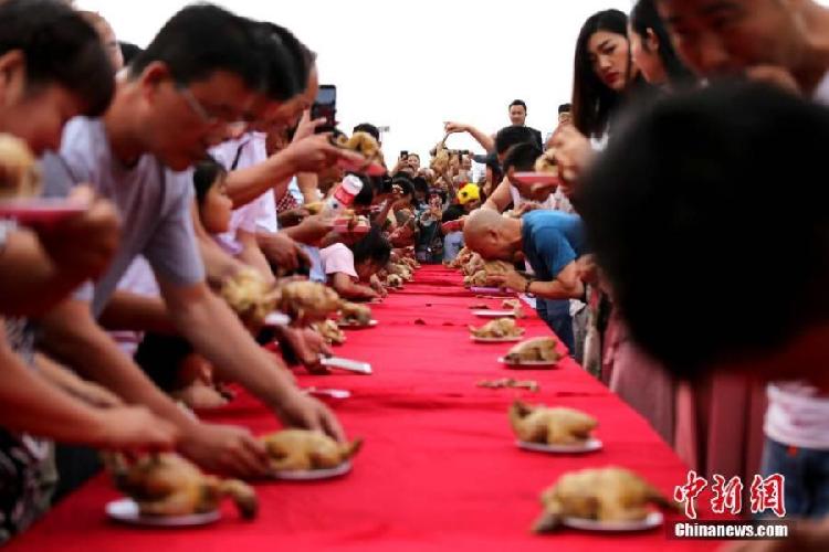 千人吃雞場面壯觀