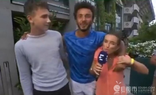 運動員強吻女記者