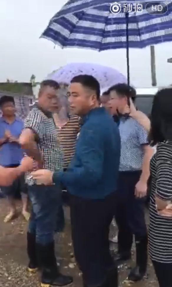 女干部撐傘嚼檳榔