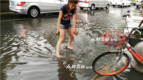 成都美女光腳清理下水道垃圾 獲網友點贊