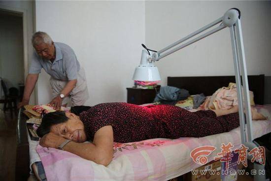 被撞老太拒收錢