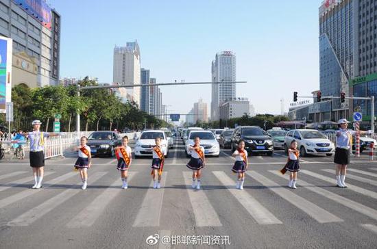 河北交警推等燈舞