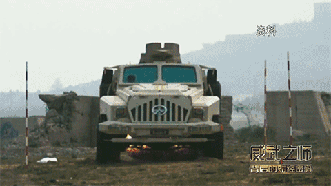 中國防雷車遭炸翻 車內(nèi)士兵安全