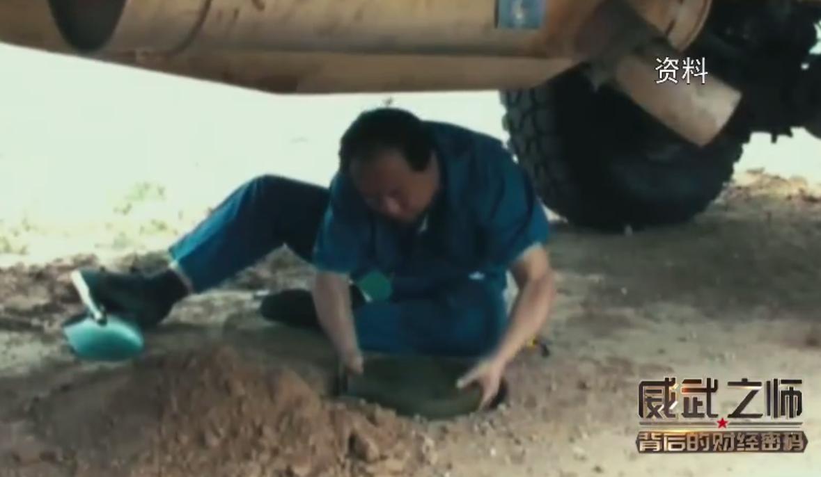 中國防雷車遭炸翻 車內(nèi)士兵安全