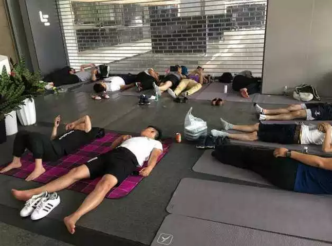 樂視總部躺討債人