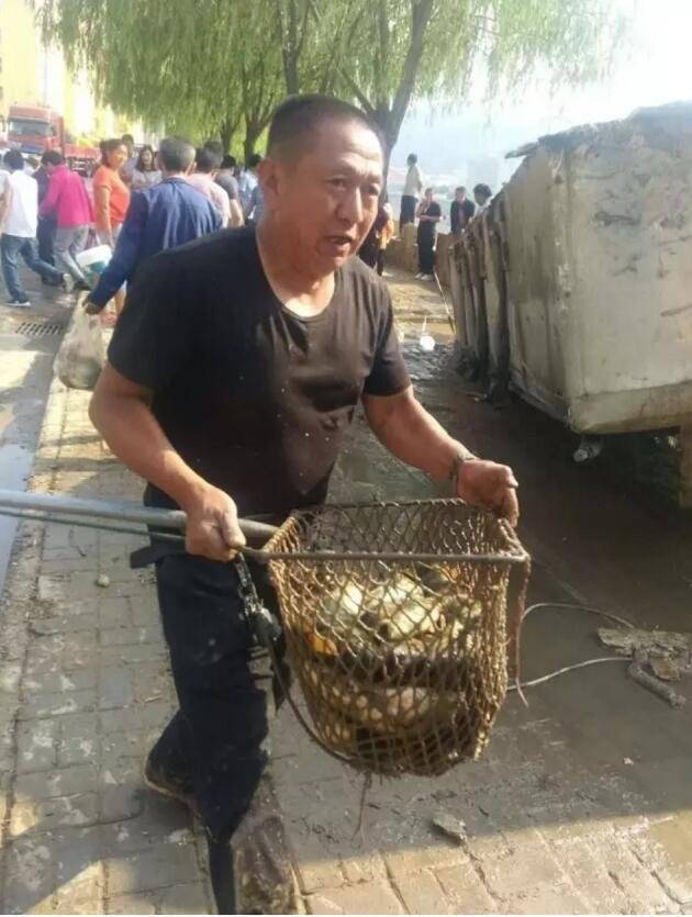 車側翻魚兒遭哄搶