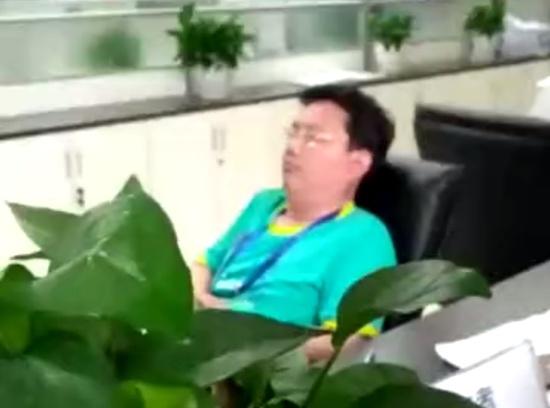 公務員上班睡覺不理辦事群眾