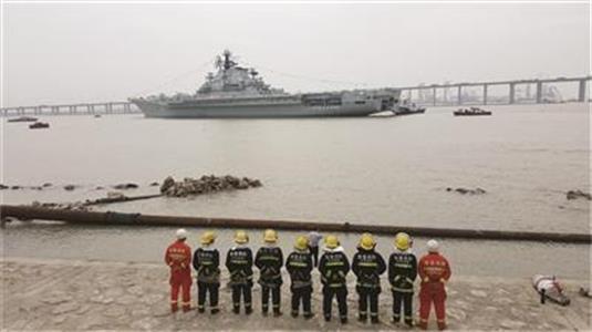 8名男子潛入航母